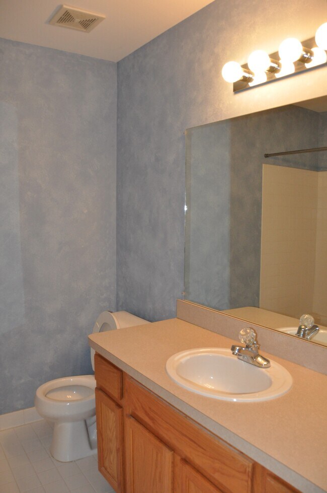 Building Photo - 15451 Claremont Dr