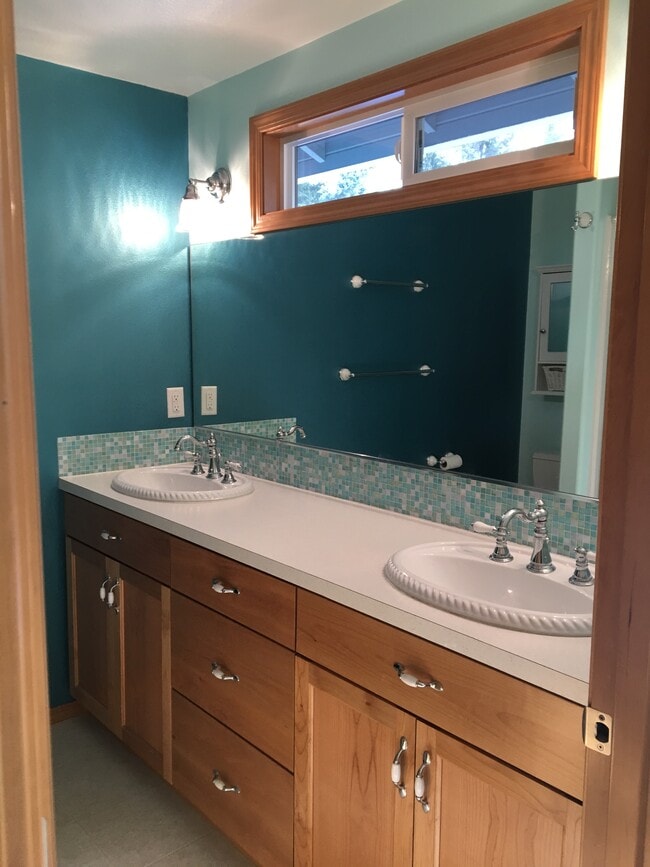 Master bath with two vanities - 4430 SW Vesta St
