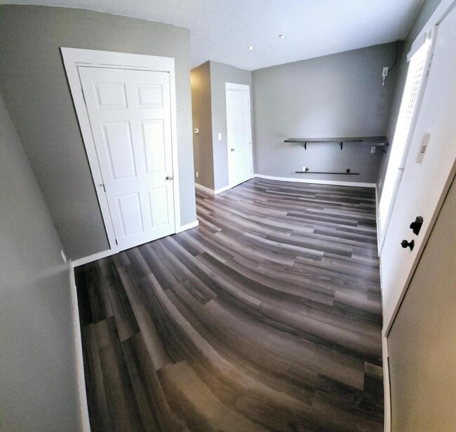 Building Photo - 647 Villa Rd