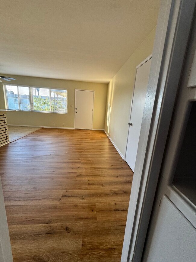 Foto del edificio - 1 BDRM, 1 BA WITH PARKING SPACE!