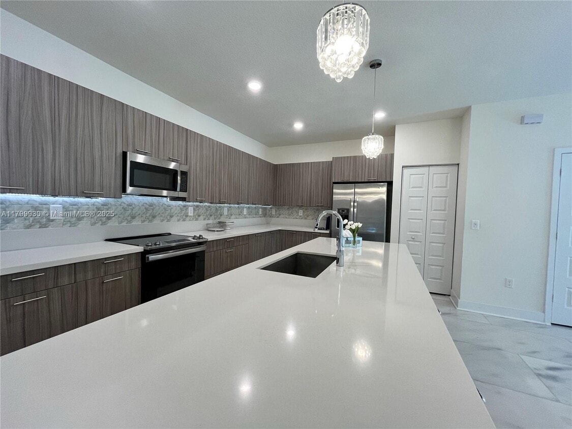Foto principal - 4745 NW 83rd Pky