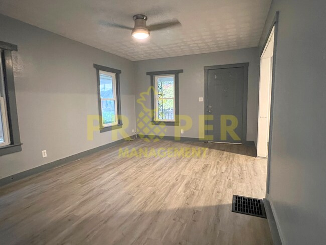 Building Photo - 424 Shoop Ave