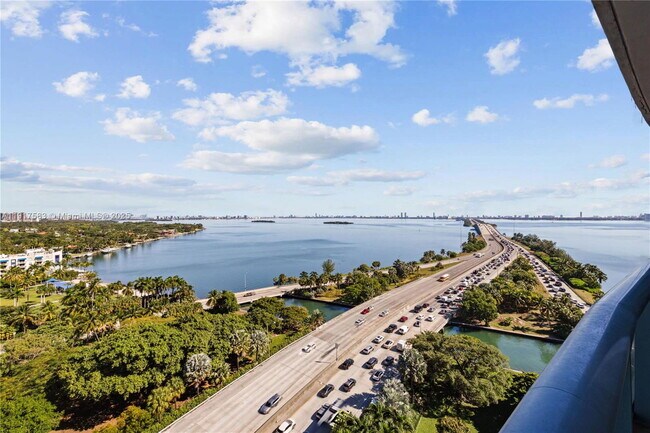 Foto del edificio - 601 NE 36th St