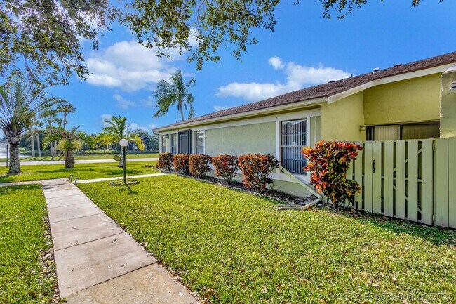Foto del edificio - 4385 Willow Brook Cir