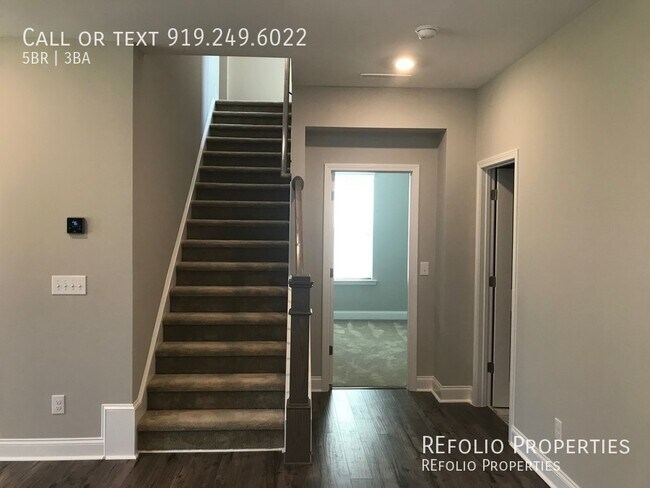 Building Photo - Grand 5 Bedroom 3 Baths House w/1st FL gue...