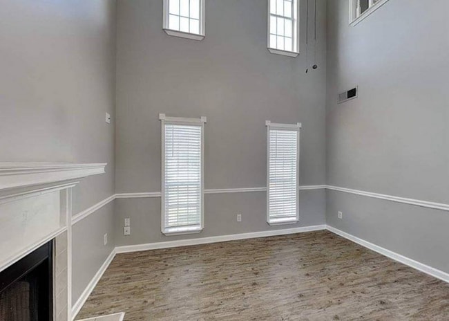 Building Photo - 2342 Glencairn Ln SW