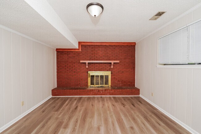 Foto del edificio - 611 Ashwood Ln