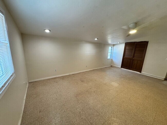 Building Photo - 6408 S Lindsay Ave