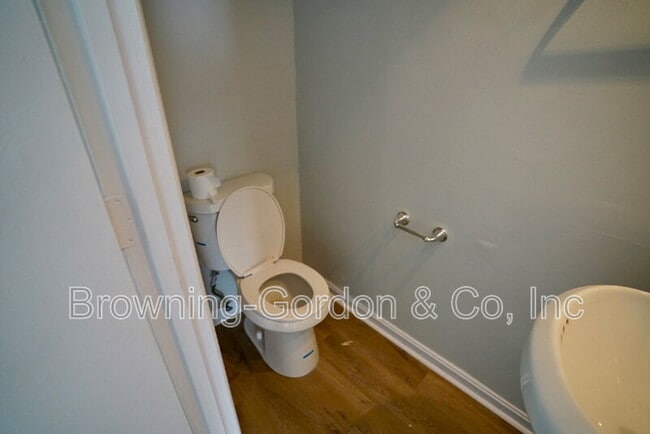 Foto del edificio - 5025 Hillsboro Dr