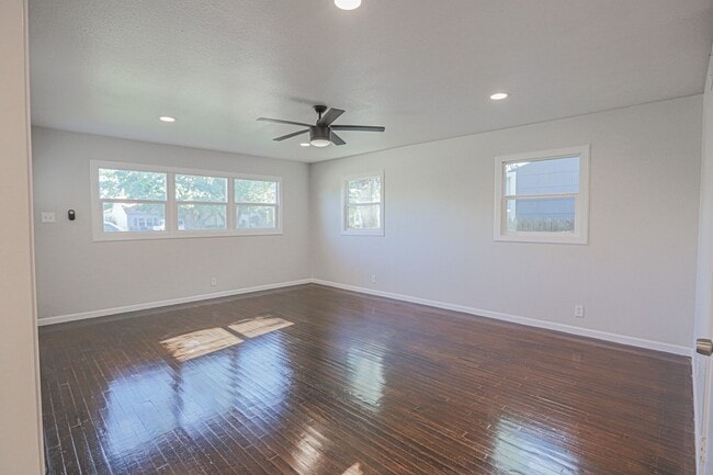 Foto del edificio - Pre Leasing for fall 2026! 4/2 in Medical District