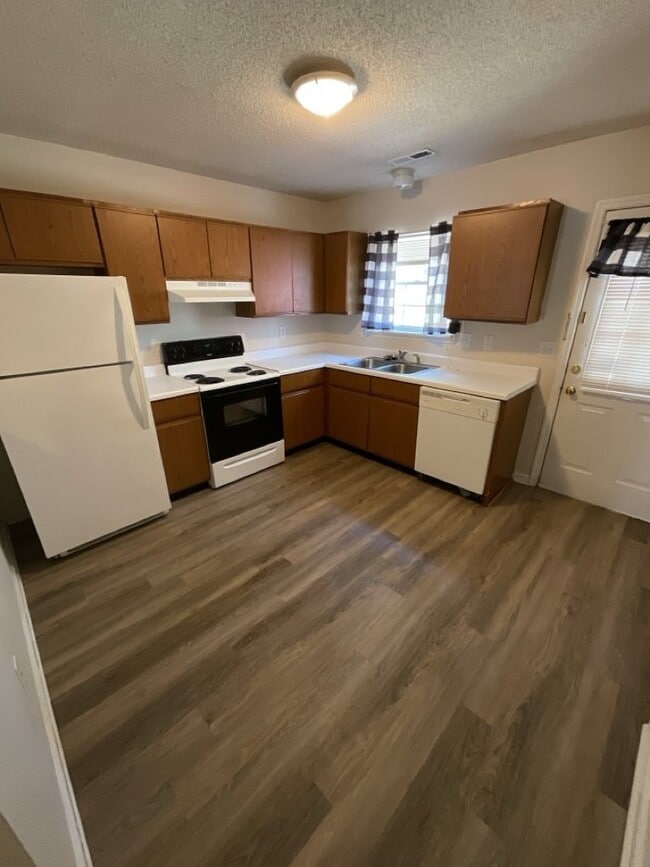 Building Photo - Nice 2 Bedroom Duplex - 210 Live Oak Ct.