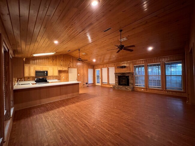 Building Photo - 261 County Rd