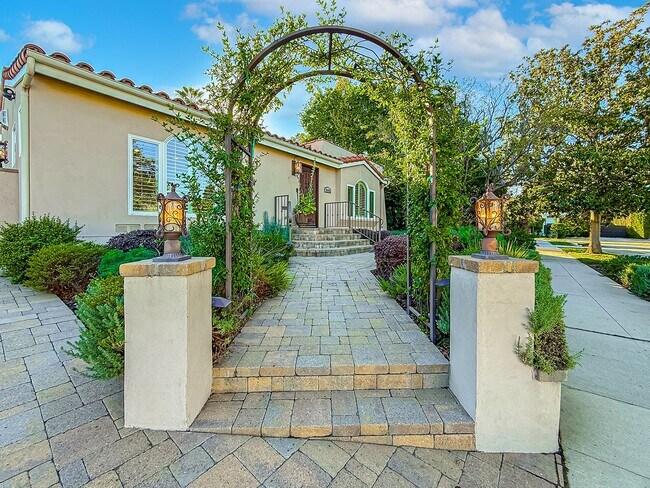 Building Photo - Upgraded Sherman Oaks 4+4 home - Ready for Move In!