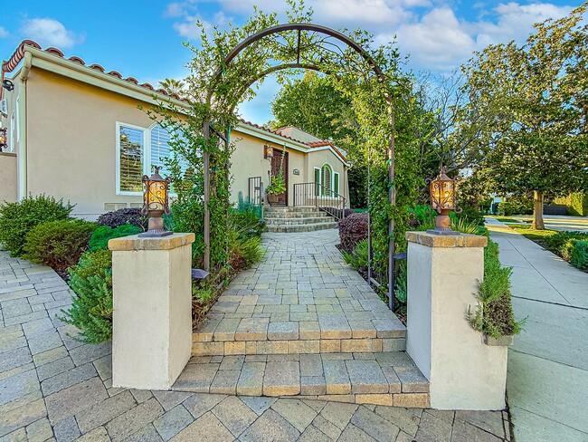 Foto del edificio - Upgraded Sherman Oaks 4+4 home - Ready for Move In!