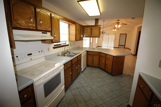 Building Photo - 6407 Lake Charlene Ln