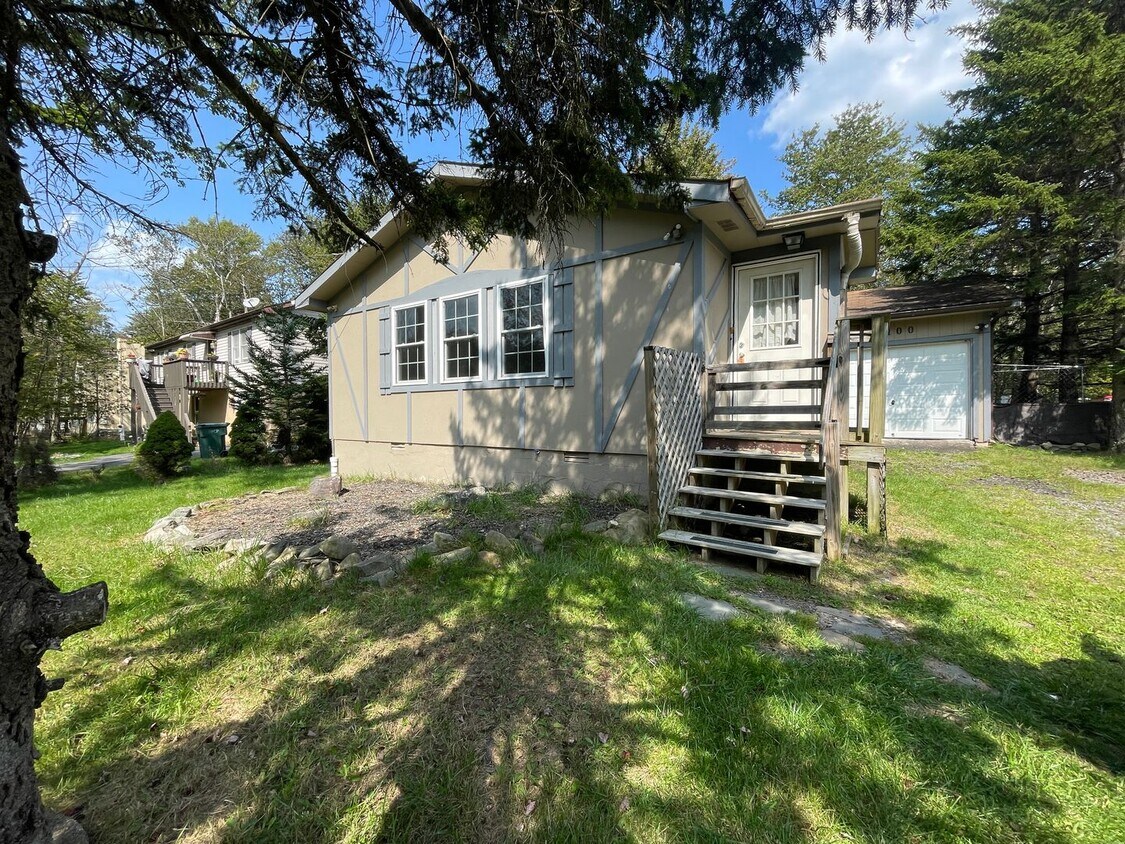 Primary Photo - Gorgeous Remodeled 3 bedroom home in PCP w...