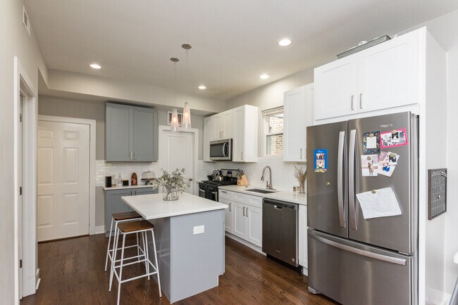 Building Photo - 3570 W Dickens Ave