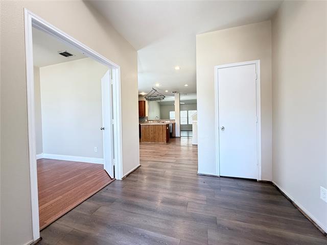 Building Photo - 1910 Pin Oak Ln