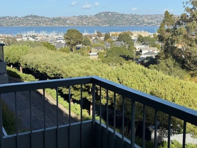 Building Photo - Newly Updated Condo with In-Unit Laundry a...