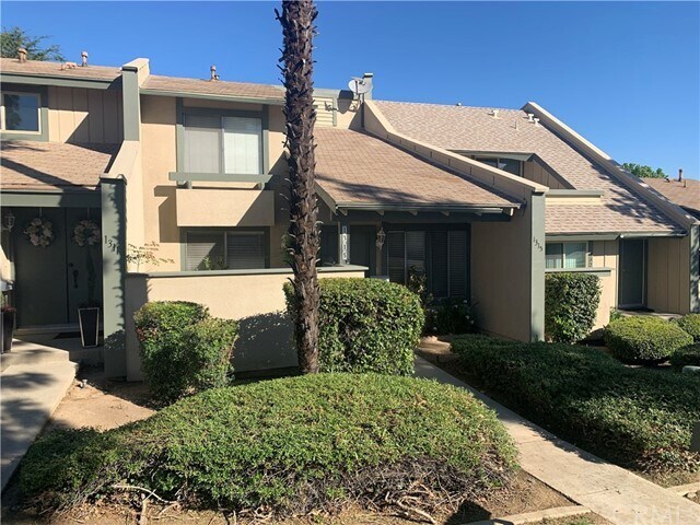 Foto principal - 1315 Camelot Dr