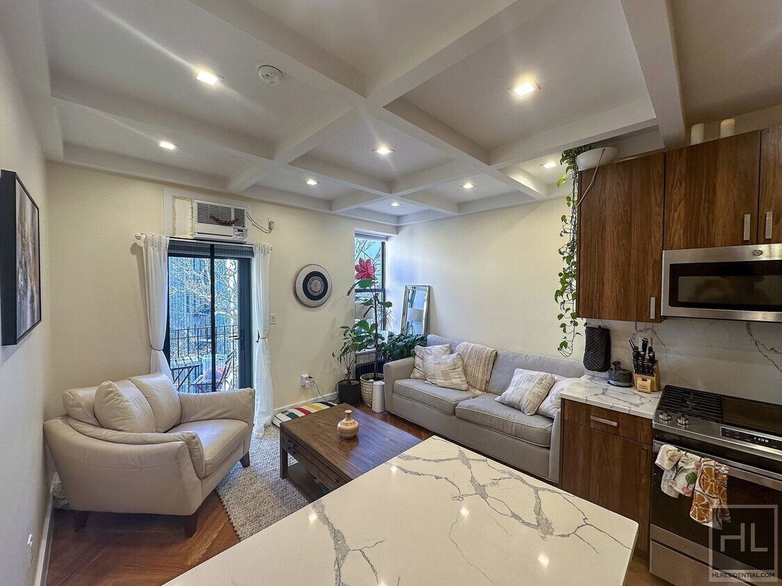 Foto principal - LUXURY TOP FLOOR 2bed 2bath ACROSS FROM BO...
