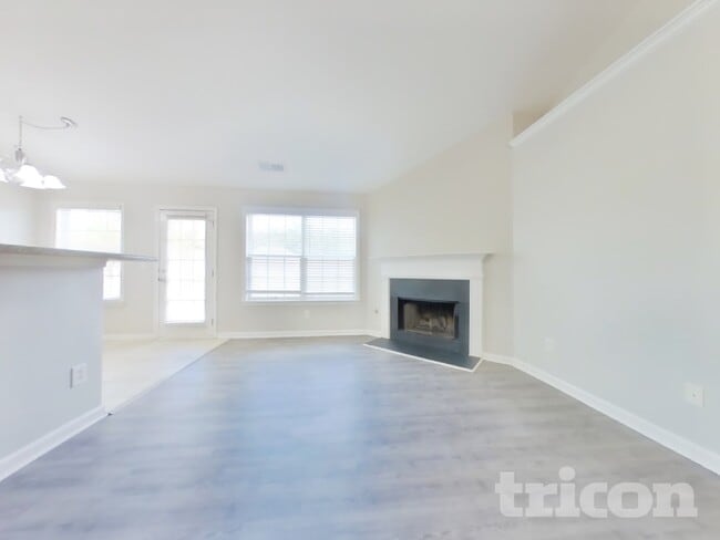 Building Photo - 1044 S Creek Dr