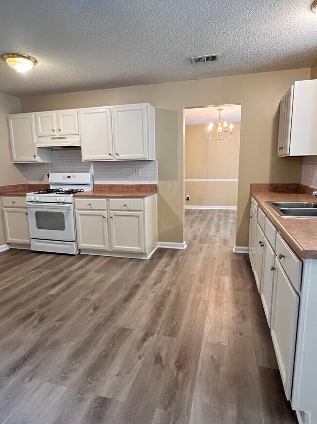 Building Photo - 2540 Lancewood Ln