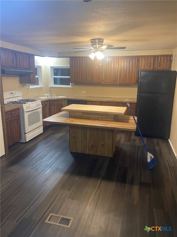 Foto del edificio - 5576 Helm Ln