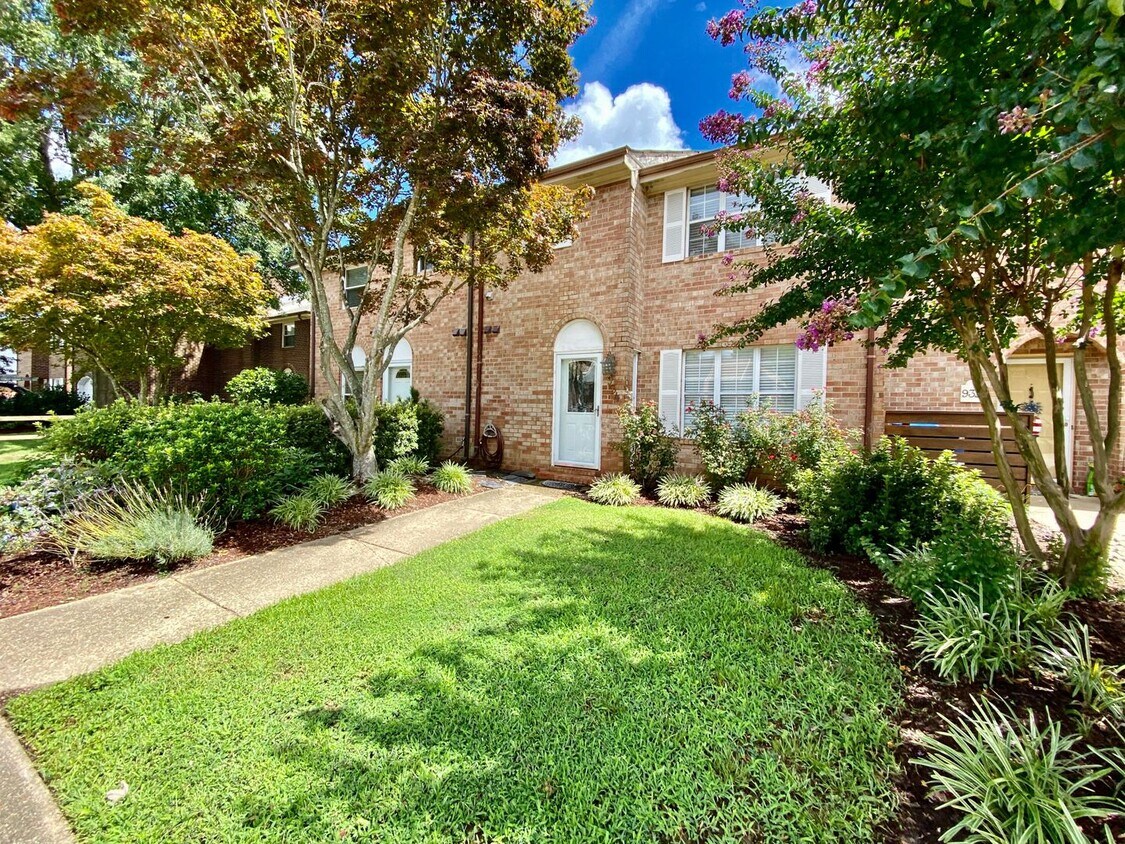 Foto principal - Amazing 3 Bedroom Townhome with Fenced Bac...