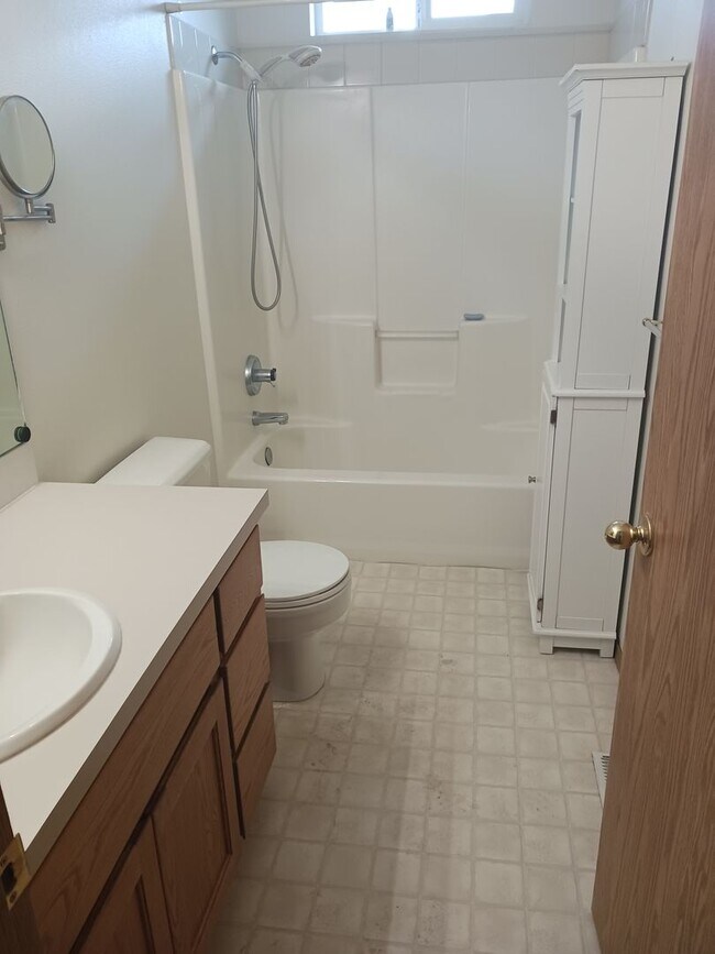 Building Photo - Fantastic 3 Bedroom House Great Location