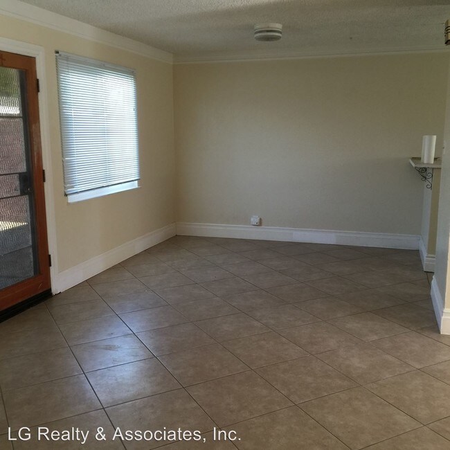 Building Photo - 3324-3326 East Avenue Q6