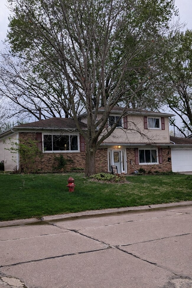Foto del edificio - 4 Bedroom East Moline Home with Space Style and Comfort!
