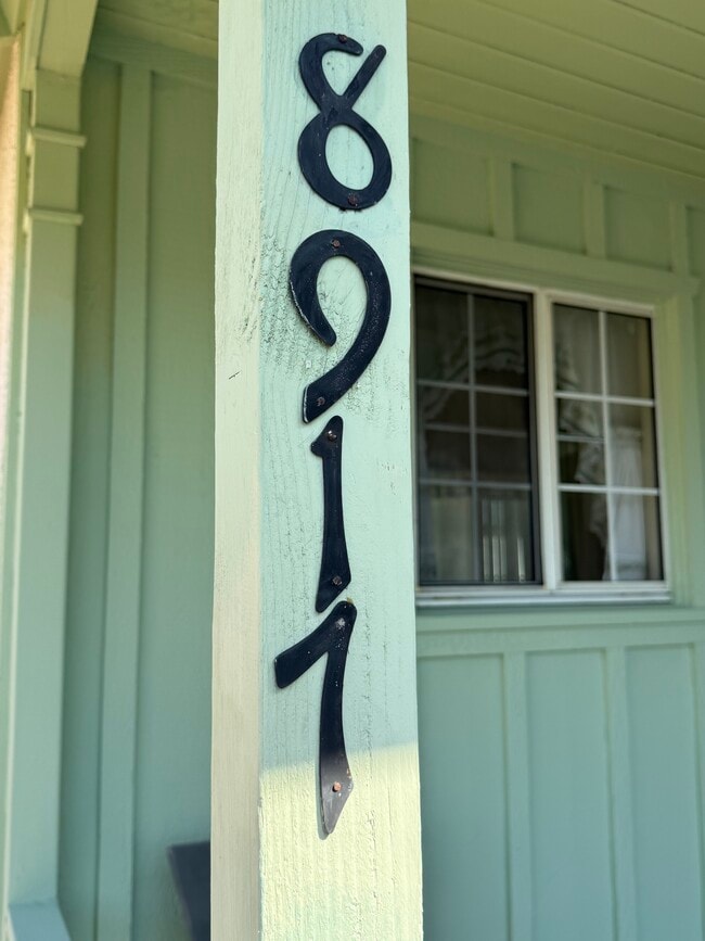 Building Photo - 8917 Reydon St