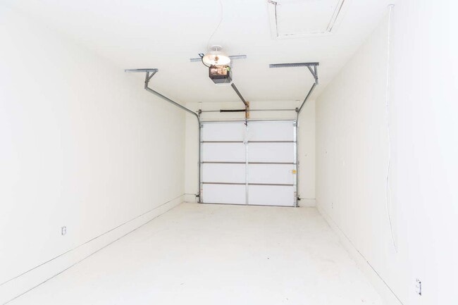 Building Photo - 10 Greenhaven Pl