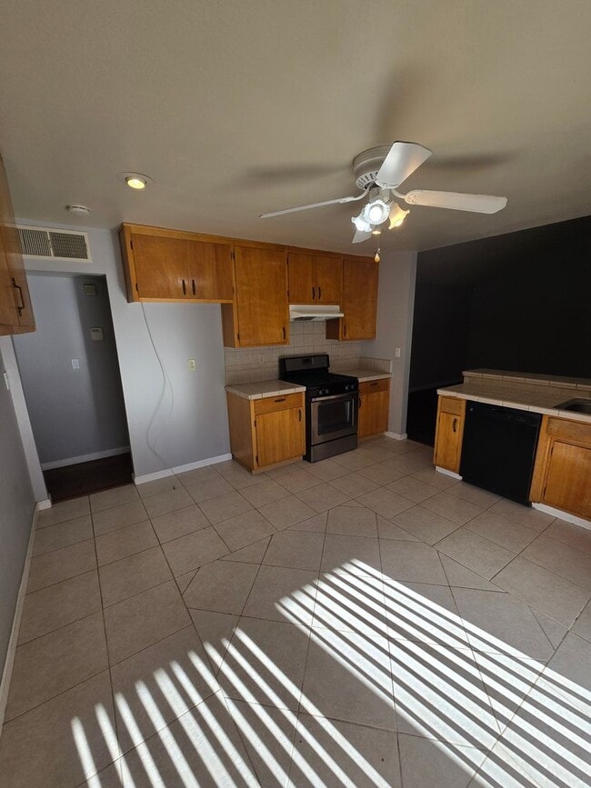 Building Photo - 1500 Raquel Ln