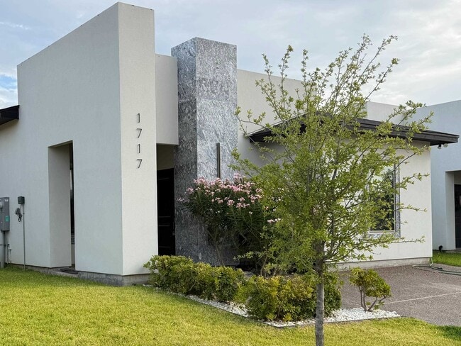 Foto del edificio - 1717 Fresnillo Dr