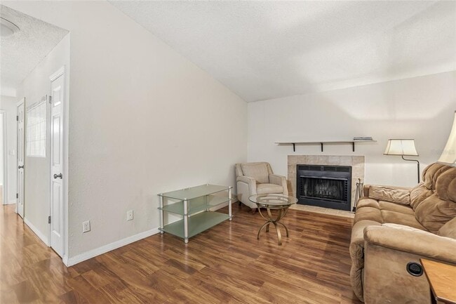 Foto del edificio - 4004 Nestle Oaks Pl