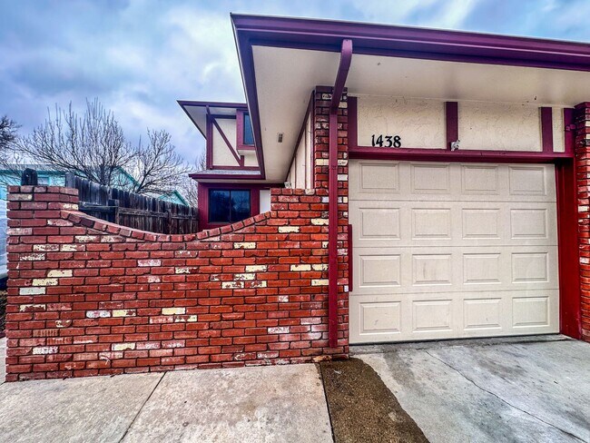 Foto del edificio - Large Updated 3-Bed 2-Bath Townhome w/ Gar...