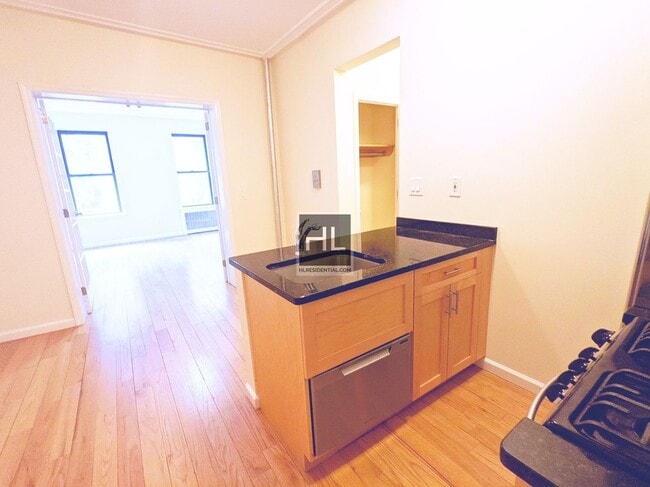 Building Photo - NO FEE Studio on Upper East Side! Won't St...