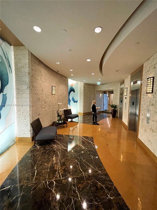 Building Photo - 801 Brickell Key Blvd