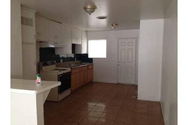 Kitchen - 301-305 Crawford St