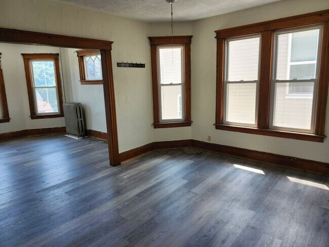 Foto del edificio - 3 Bed, 1 Bath 3rd floor apartment