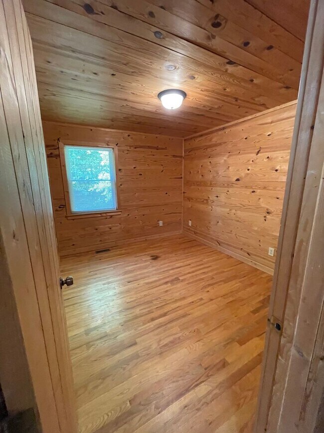 Building Photo - Cozy Cabin