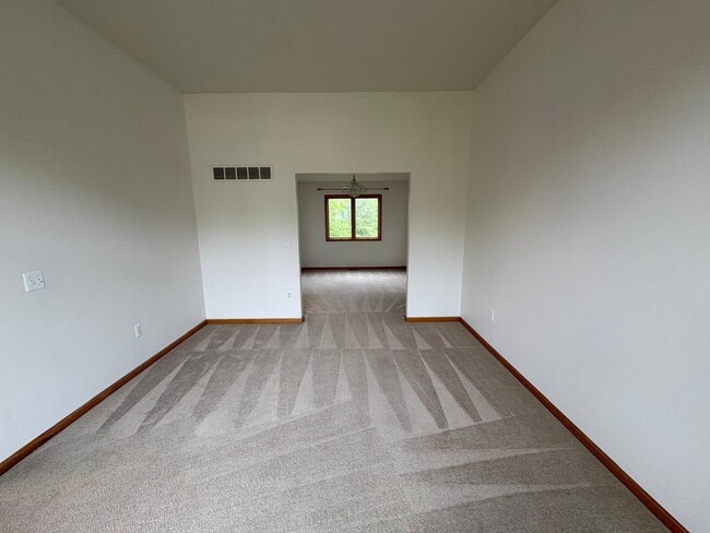 Building Photo - 565 Ironwood Way