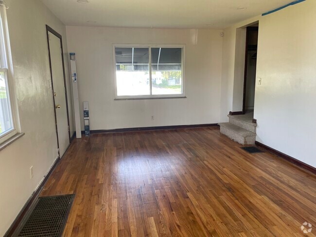 Building Photo - 1095 S James Rd