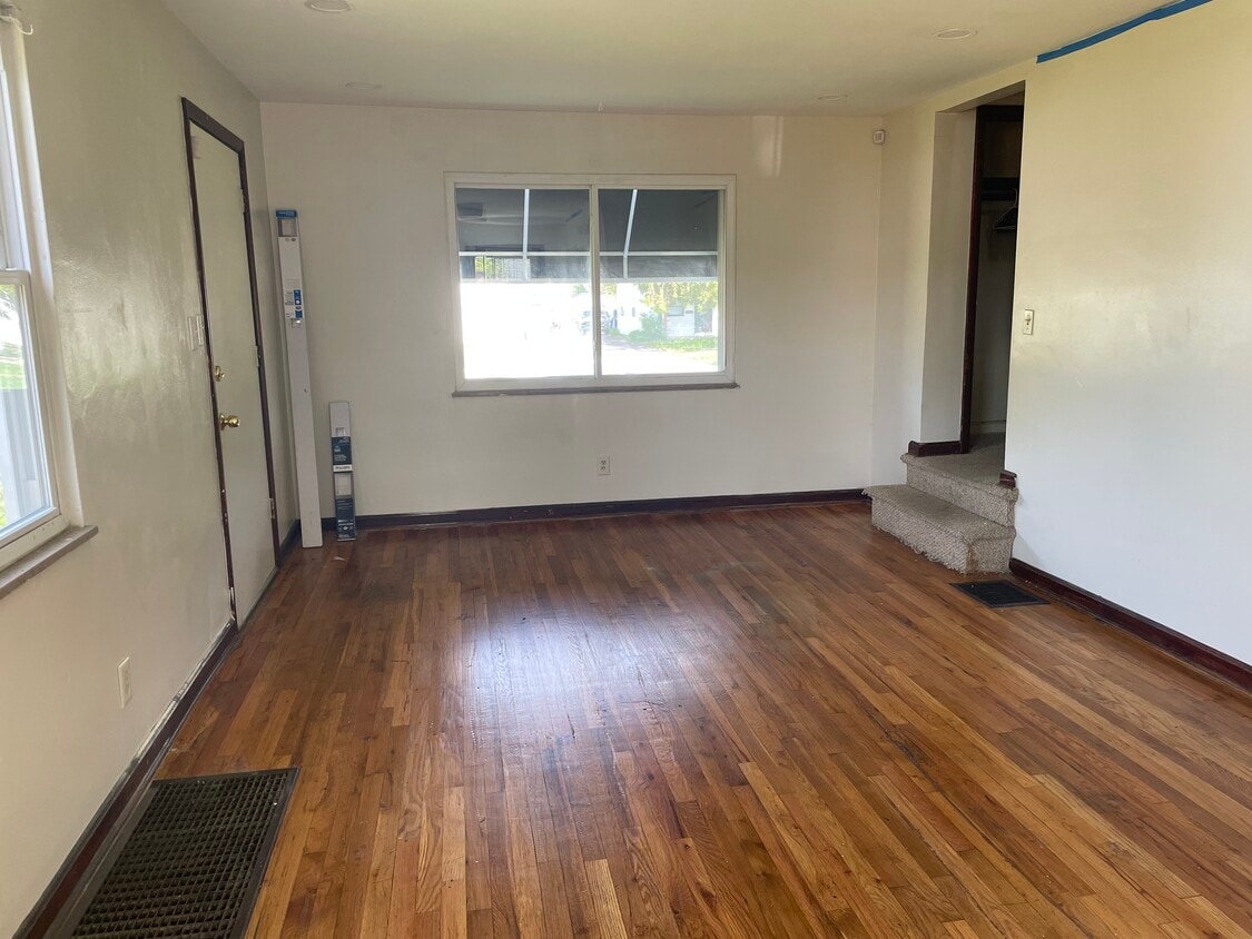 Living Room - 1095 S James Rd