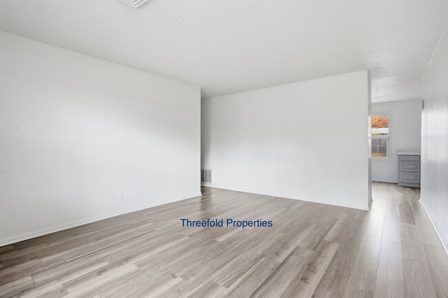 Building Photo - 1107 Larch Ln