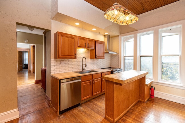 Building Photo - 2836 E Belleview Pl