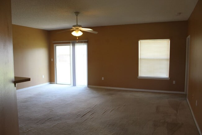 Building Photo - Spacious 3/2 Home in Sunny Hills w/ 2-Car Garage