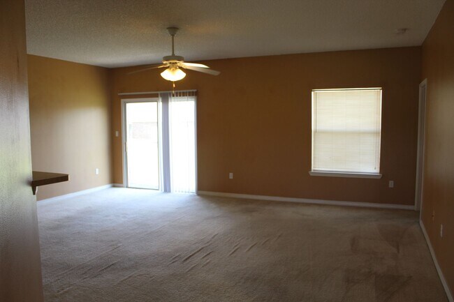 Foto del edificio - Spacious 3/2 Home in Sunny Hills w/ 2-Car Garage